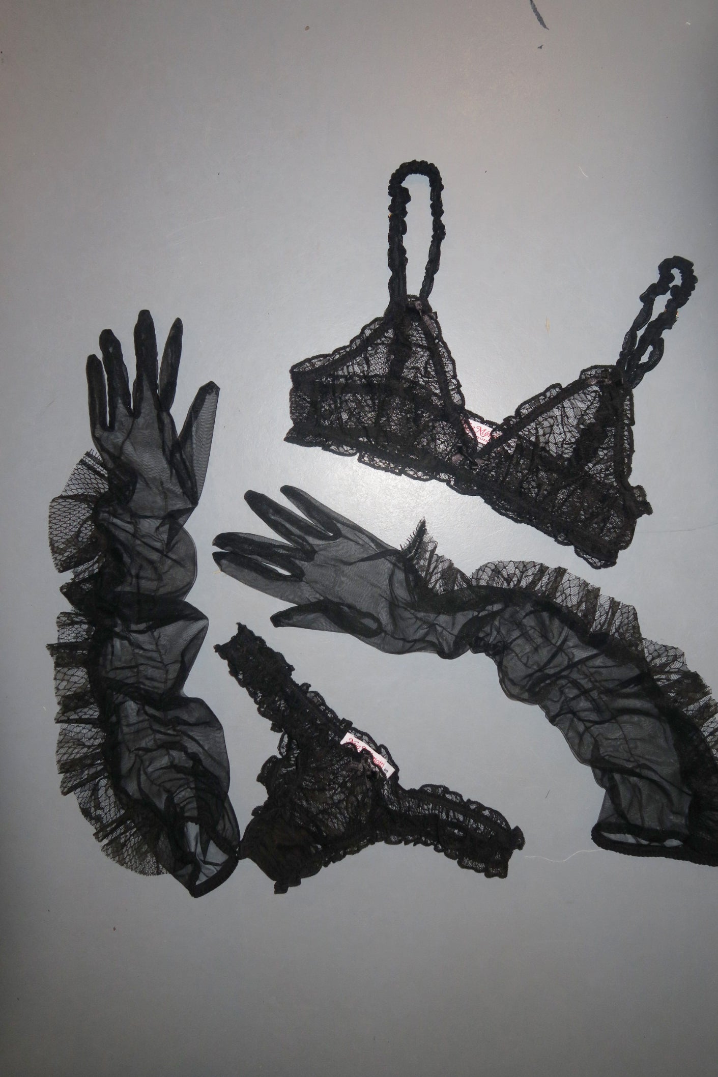 Black gloves with snake lace ruffle