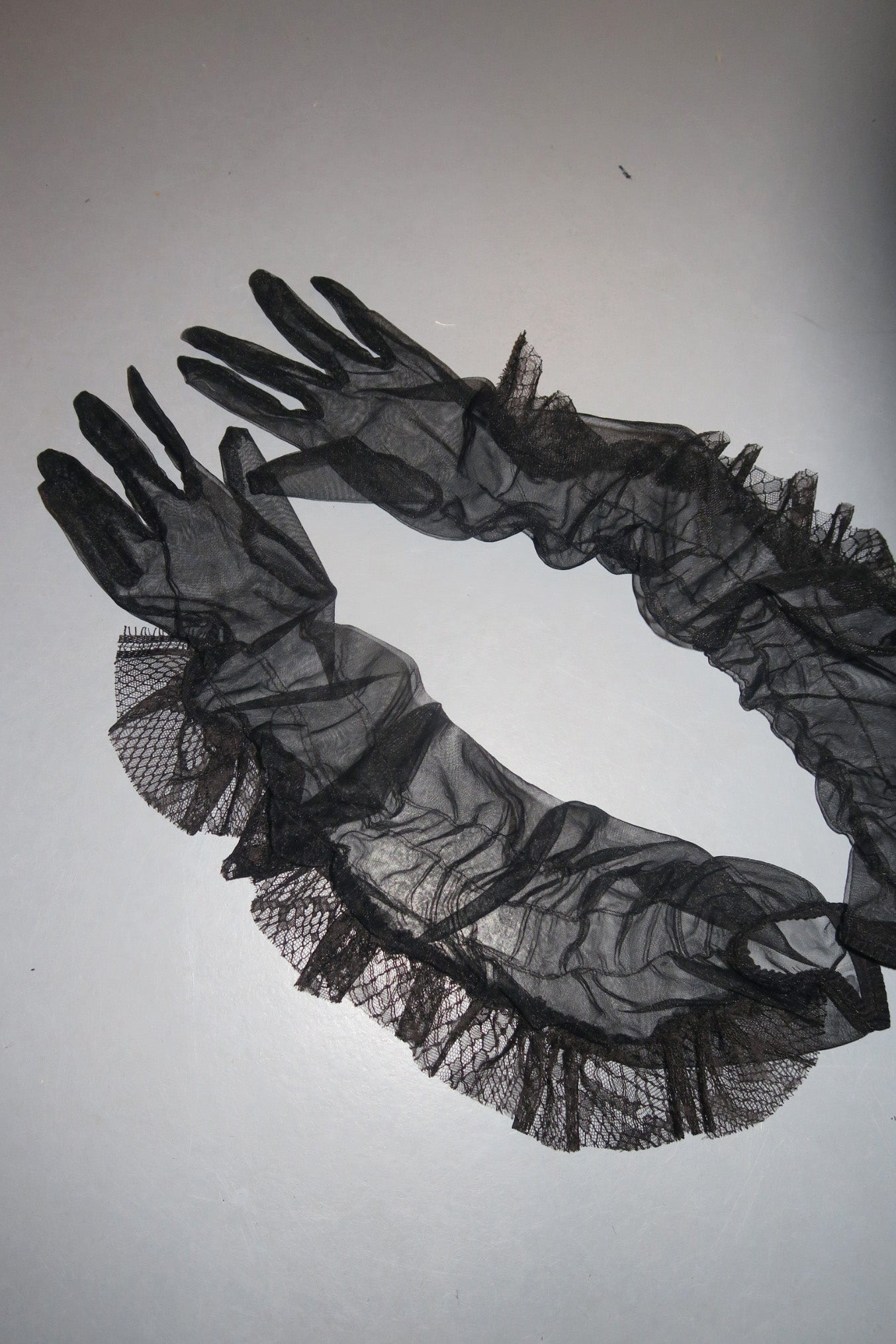 Black gloves with snake lace ruffle